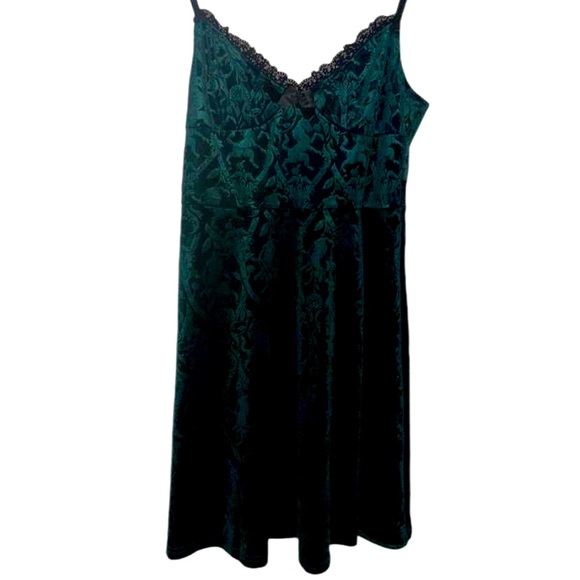 Emerald Velvet Killstar Dress - Picture 3 of 9